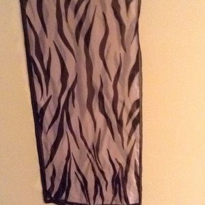 Dressy scarf with sequins enbellishments